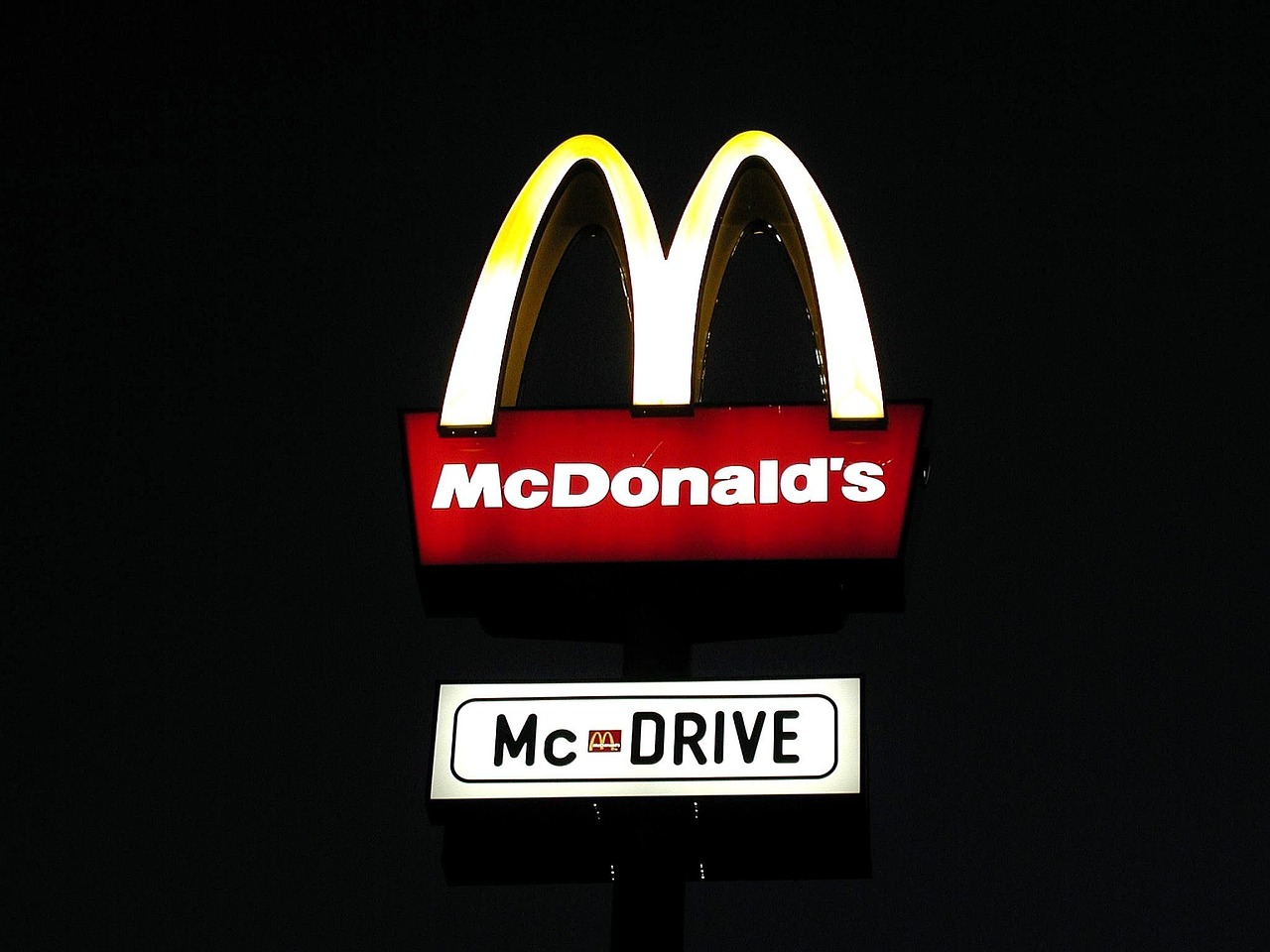 Βρετανία: Δεκάδες πρώην και νυν υπάλληλοι των McDonald’s καταγγέλλουν περιστατικά σεξουαλικής παρενόχλησης