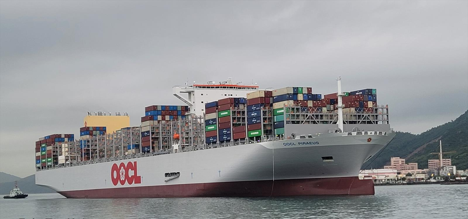 «OOCL Piraeus»: Στον Πειραιά ένα από τα μεγαλύτερα containerships παγκοσμίως [εικόνες]