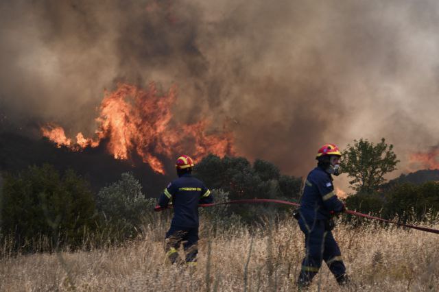 Fire in Kouvaras: The fiery front is out of control – Lagonisi, Saronida, Anavyssos evacuated