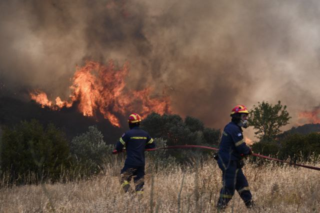 Φωτιά στον Κουβαρά: Ανεξέλεγκτο το πύρινο μέτωπο – Eκκενώνονται Λαγονήσι, Σαρωνίδα, Ανάβυσσος