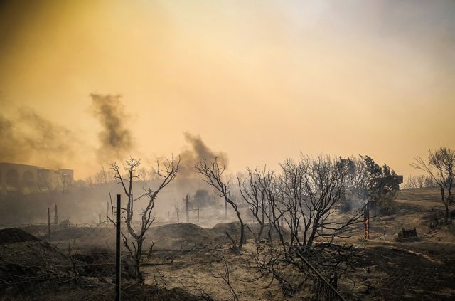 Φωτιά στη Ρόδο: «Περάσαμε πάνω από τις φλόγες για να ξεφύγουμε», περιγράφει κάτοικος του νησιού