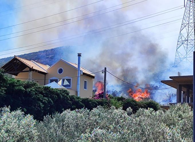 Wildfire in Kouvaras near Athens, homes at risk