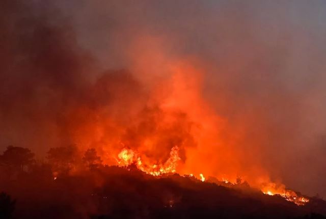 2 major wildfire fronts as of Friday; on Rhodes, NW Peloponnese