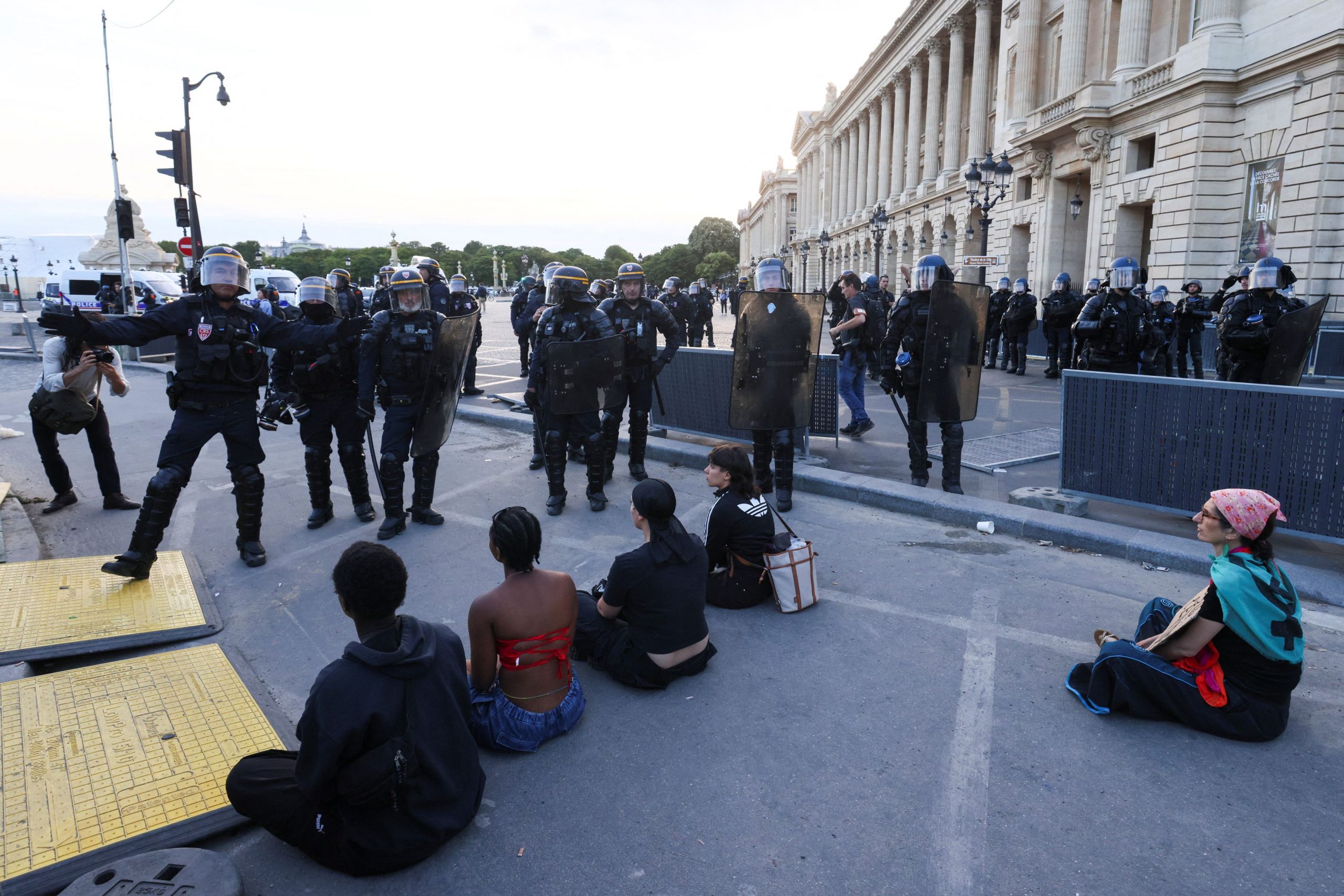 Γαλλία: O Mακρόν ακυρώνει την επίσκεψή του στη Γερμανία – Ρεκόρ συλλήψεων σε μια μέρα