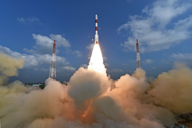 Ινδία: Εκτόξευσε πύραυλο για να στείλει διαστημόπλοιο στη Σελήνη