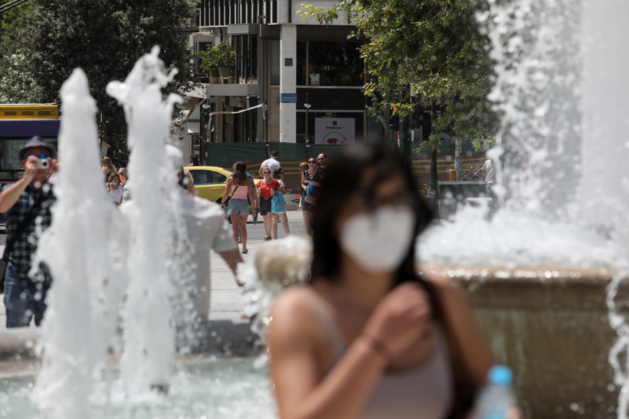 Καύσωνας: Έκτακτα μέτρα και αγωνία για τις αντοχές βασικών υποδομών