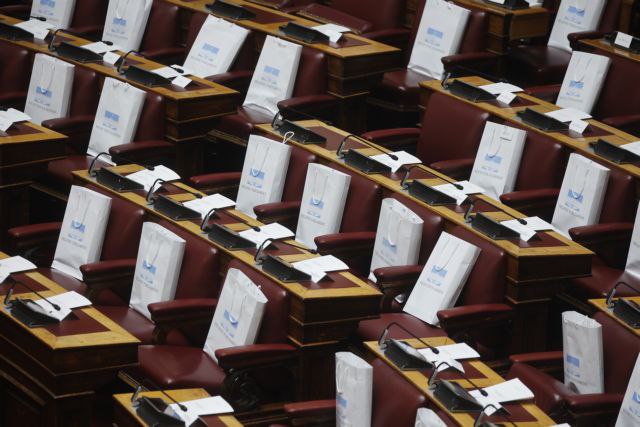 Βουλή: Τι περιείχε η χάρτινη τσάντα που δόθηκε στους βουλευτές