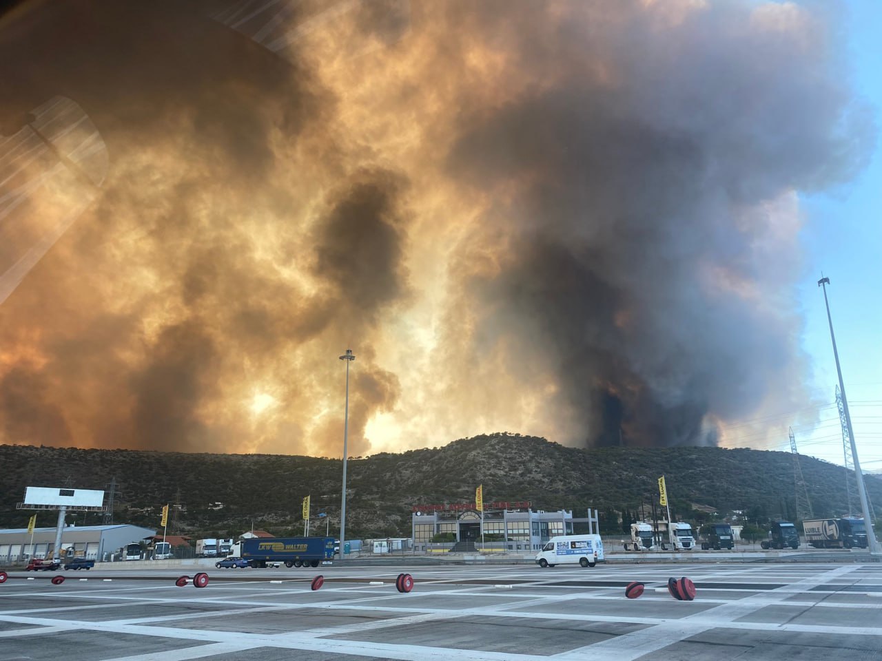 Φωτιά στο Λουτράκι: Έκλεισε η Εθνική Οδός Αθηνών – Κορίνθου
