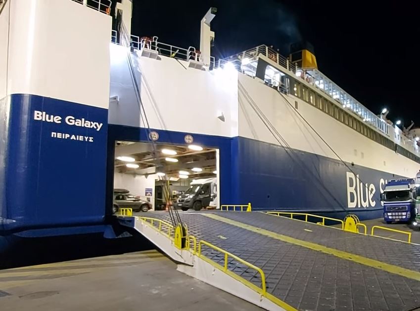 Ακτοπλοϊα: Μηχανική βλάβη σε πλοίο με 606 άτομα – Με ρυμουλκά επιστρέφει στον Πειραιά