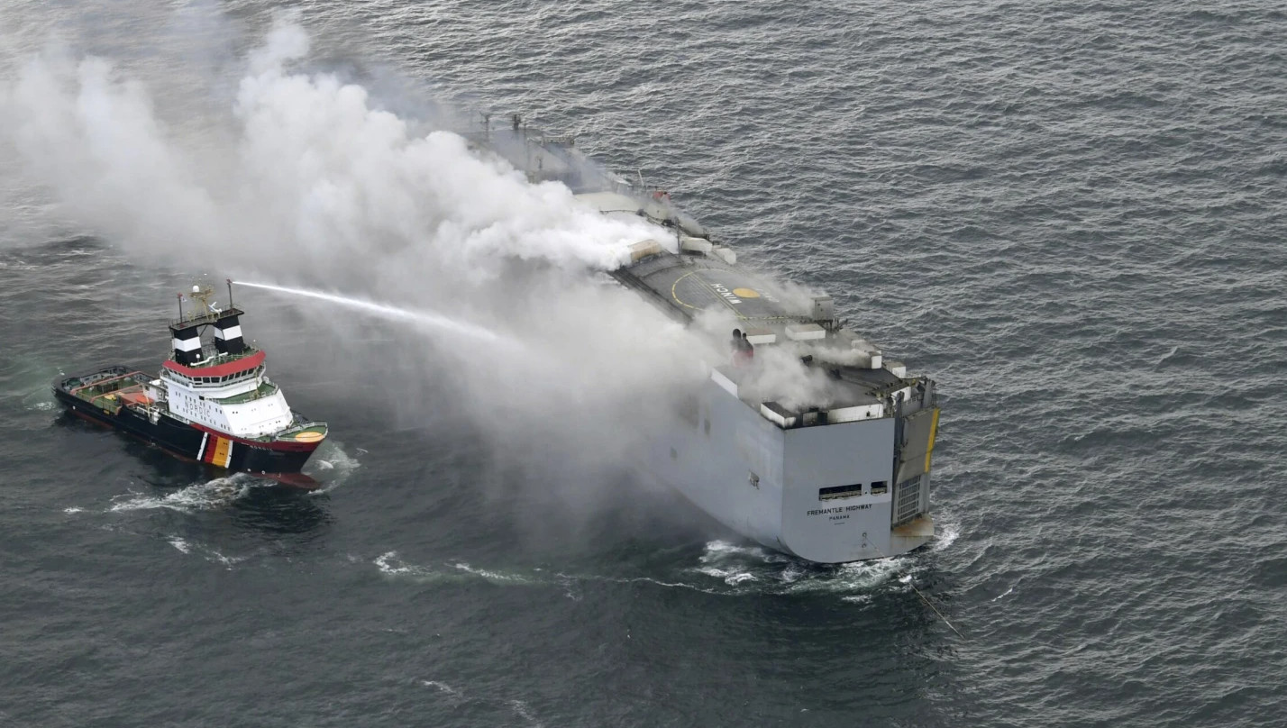 Ολλανδία: Δεύτερη ημέρα πυρκαγιάς σε πλοίο που μετέφερε πολυτελή αυτοκίνητα – Ένας νεκρός