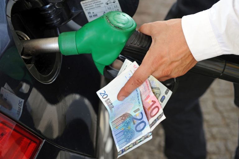 Σκρέκας: Πρόστιμα 15.000 ευρώ σε πρατήρια υγρών καυσίμων για αθέμιτη κερδοφορία