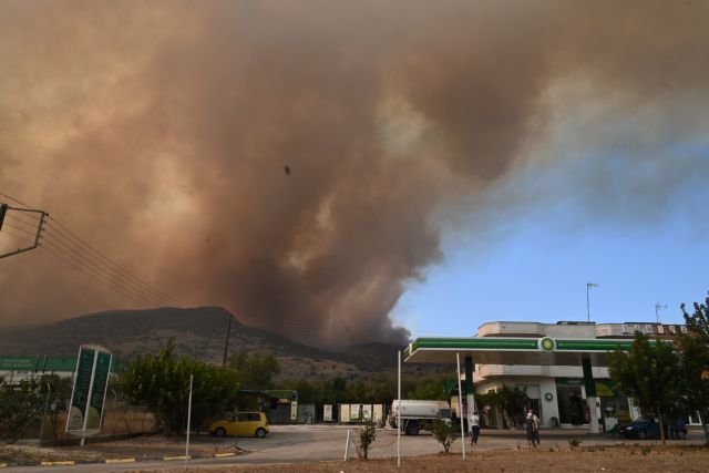 Πυρκαγιές: Εκκενώσεις και εκρήξεις στη Μαγνησία – Στις φλόγες αποθήκη πυρομαχικών