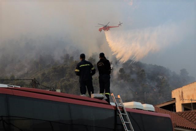 Φωτιές: Μαίνονται τα πύρινα μέτωπα σε Ρόδο, Κάρυστο και Κέρκυρα