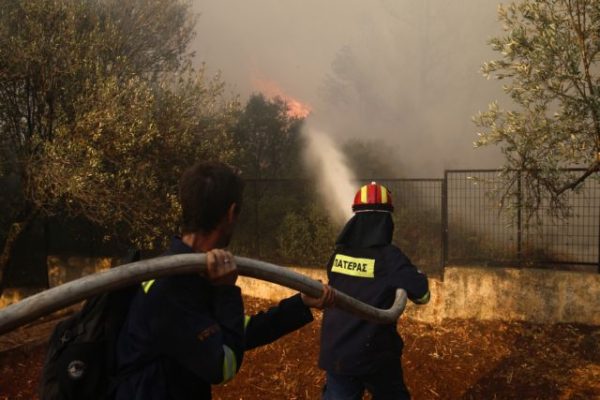 Φωτιά στην Αχαΐα: Ώρες αγωνίας στη ΒΙΠΕ Πατρών