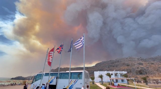 Hotels threatened, tourists evacuated to nearby beach due to major wildfire on Rhodes