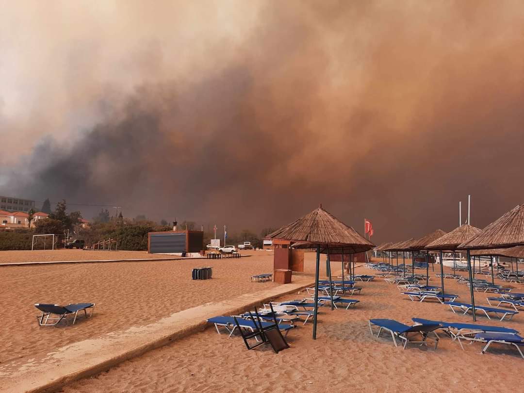 Massive wildfire on Rhodes burning along 3 fronts; thousands evacuated