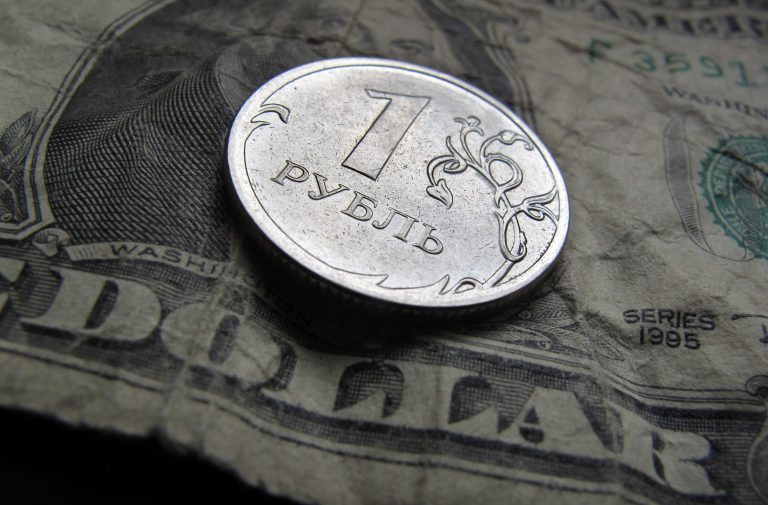 Ρούβλι: Σε χαμηλό 16μήνου έναντι του ευρώ