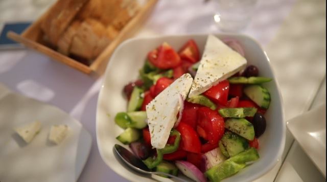 Χωριάτικη σαλάτα: Καλπάζουν οι τιμές των υλικών για την παρασκευή της – Πόσο αυξήθηκαν λάδι, φέτα και λαχανικά