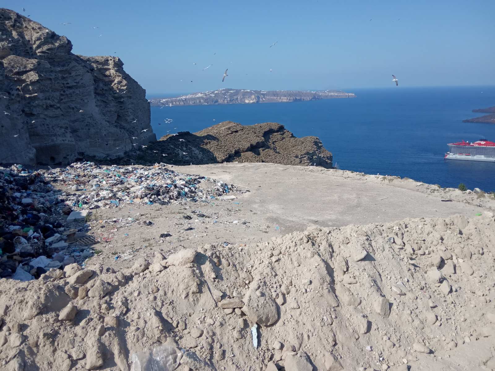 Σαντορίνη: Σκουπίδια με… θέα θάλασσα [εικόνες]