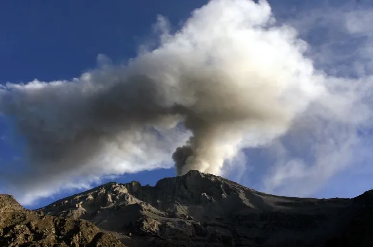 Περού: Ετοιμάζεται να κηρύξει κατάσταση έκτακτης ανάγκης, καθώς το ηφαίστειο Ουμπίνας βρυχάται