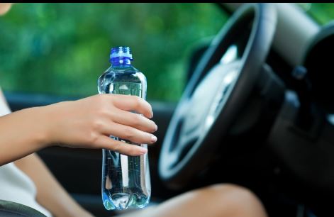 Κώδικας Οδικής Κυκλοφορίας: Το πρόστιμο που πληρώνουν όσοι πίνουν νερό ενώ οδηγούν