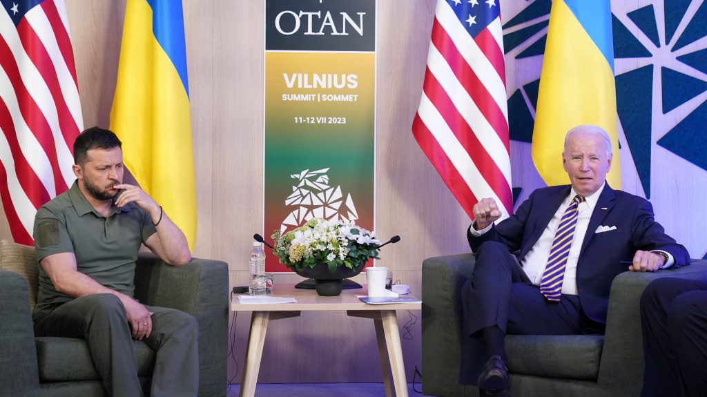 Ανάλυση: Το ΝΑΤΟ δεν υπερασπίζεται την Ουκρανία – Τη μαχαιρώνει στην πλάτη