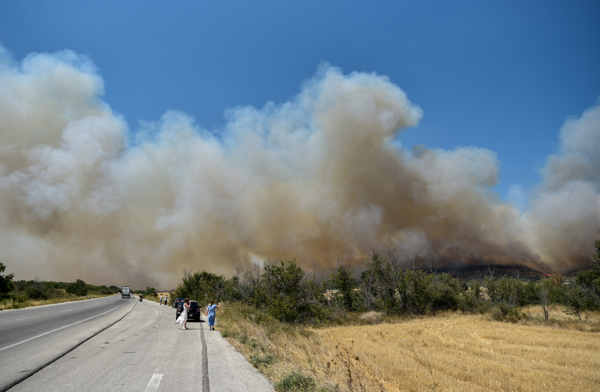 Φωτιά στην Αλεξανδρούπολη: Μάχη σε τρία μέτωπα – Ενισχύονται οι δυνάμεις – Προβληματίζουν άνεμοι και αναζωπυρώσεις