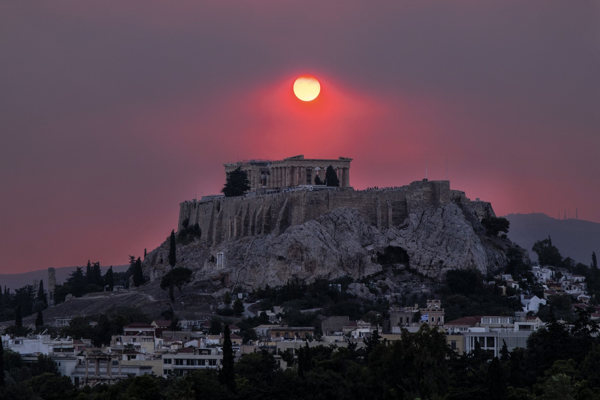 Φωτιές: Μαύροι καπνοί κάλυψαν την Ακρόπολη – Μυρωδιά καμένου σε όλη την Αθήνα