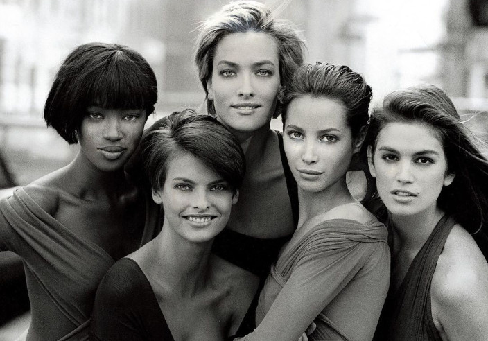 Τα εμβληματικά μοντέλα των 90s αναβιώνουν το θρυλικό εξώφυλλο της Vogue