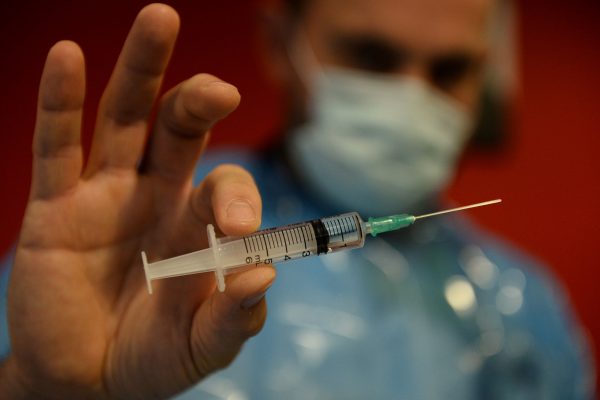 Κορωνοϊός: Θα χρειαστεί νέος εμβολιασμός για την παραλλαγή Έρις; – Τι απαντά ο Εξαδάκτυλος