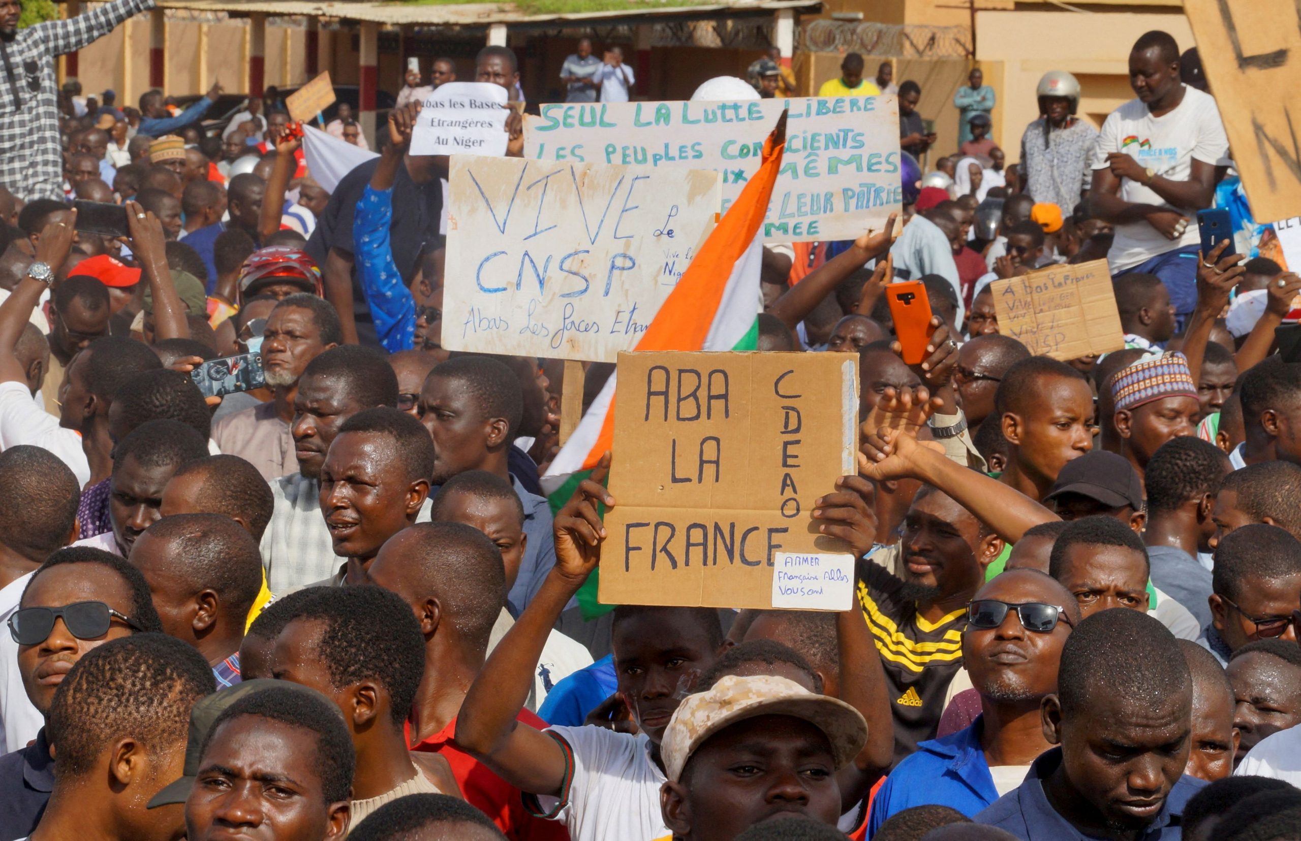 Νίγηρας: Τελεσίγραφο προς τους πραξικοπηματίες από αντιπροσωπεία χωρών της Δυτικής Αφρικής