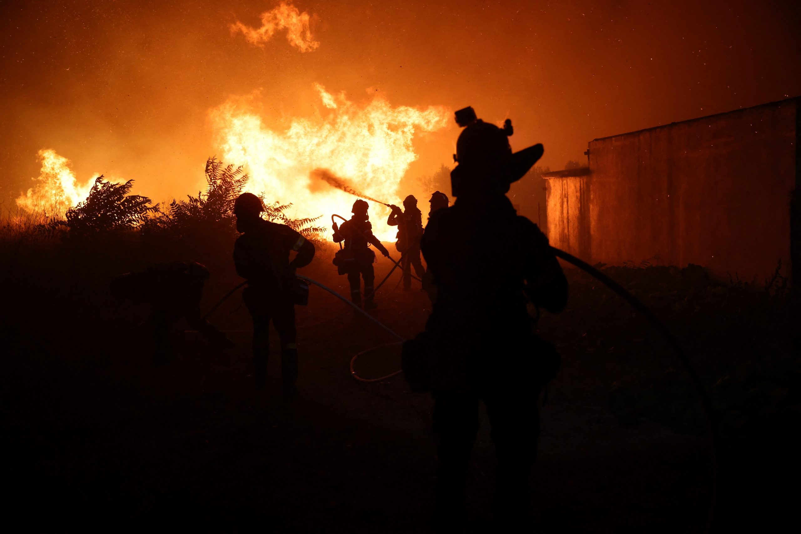 Φωτιά: Πύρινη κόλαση στην Αττική – Κάηκαν σπίτια, μπαράζ εκκενώσεων, οι φλόγες στους πρόποδες της Πάρνηθας