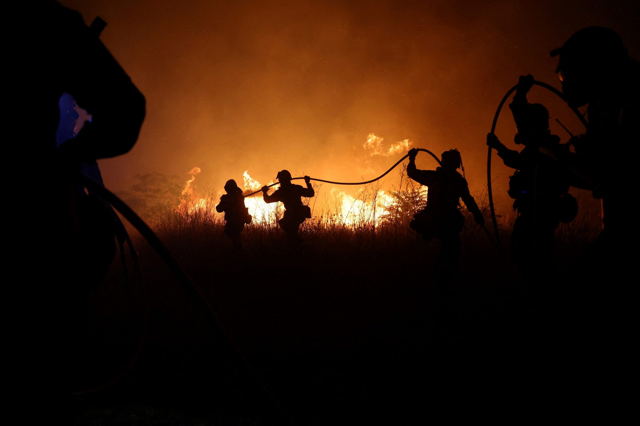 Ολονύχτια μάχη με τις φλόγες – Πύρινη κόλαση σε Αττική και Έβρο