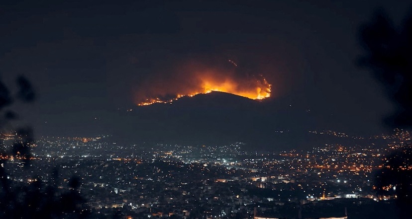 Φωτιές: Κρίσιμες ώρες στην Πάρνηθα – Κάηκαν σπίτια – Η κατάσταση στα υπόλοιπα μέτωπα