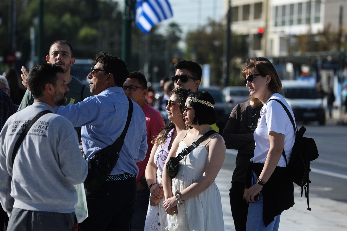 L’Echo: Οι τουρίστες και επενδυτές «ψηφίζουν» Ελλάδα – «Ανθεκτική όσο η Λερναία Ύδρα»