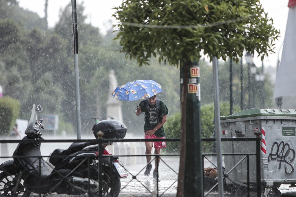 Καιρός: Βροχές, χαλάζι και κεραυνούς φέρνει η κακοκαιρία Petar