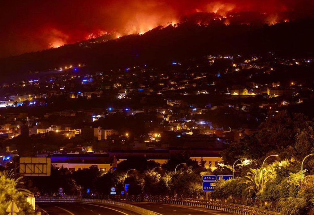 Τενερίφη: Μαίνεται η πυρκαγιά – Δεκάδες χιλιάδες άνθρωποι εγκαταλείπουν τα σπίτια τους