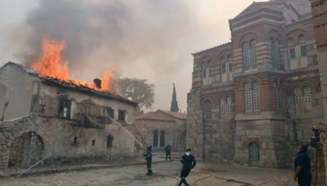 Φωτιά στο Δίστομο: Ξέσπασε σε δασική έκταση στο Στείριο – Στις φλόγες η ιστορική μονή του Οσίου Λουκά