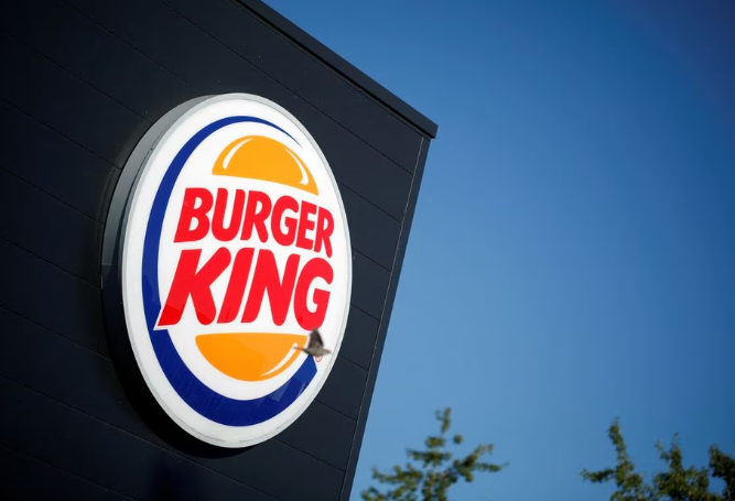 Burger King: Στα δικαστήρια κατηγορούμενη ότι σερβίρει μικρότερα μπιφτέκια