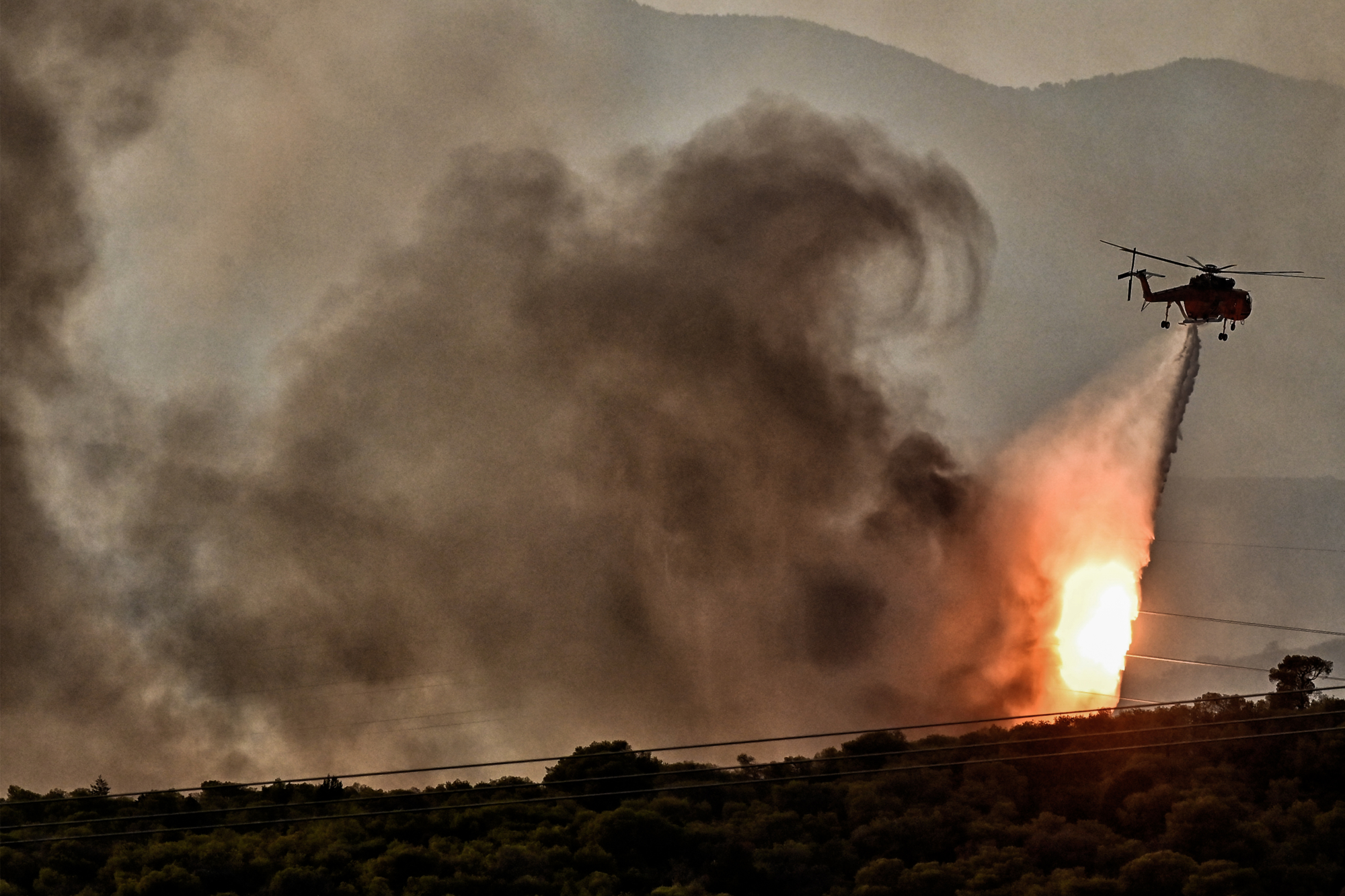 Κύπρος: Ανεξέλεγκτη φωτιά στη Λεμεσό – Εκκένωση οικισμών – Δύο εναέρια μέσα στέλνει η Ελλάδα