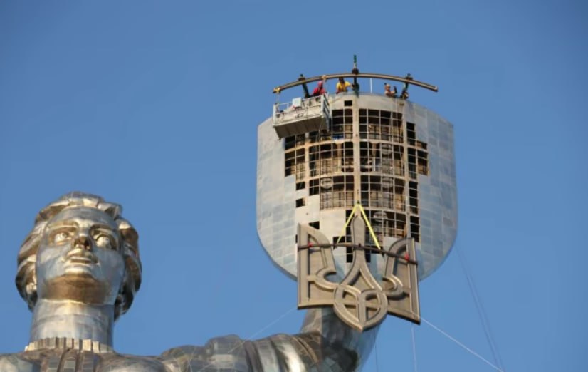 Άλλαξε όψη το άγαλμα «Μητέρα Πατρίδα» στο Κίεβο