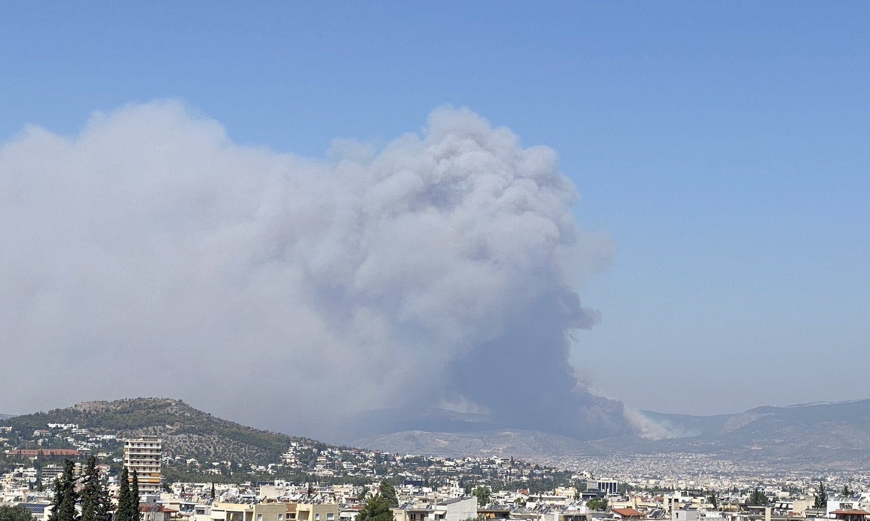 Φωτιά στη Φυλή: 50 άτομα εγκλωβισμένα στη Μονή Κλειστών – Στάλθηκε 112 για εκκένωση