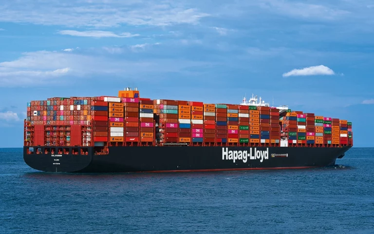 Ναυτιλία: Η Hapag-Lloyd φλερτάρει με την HMM