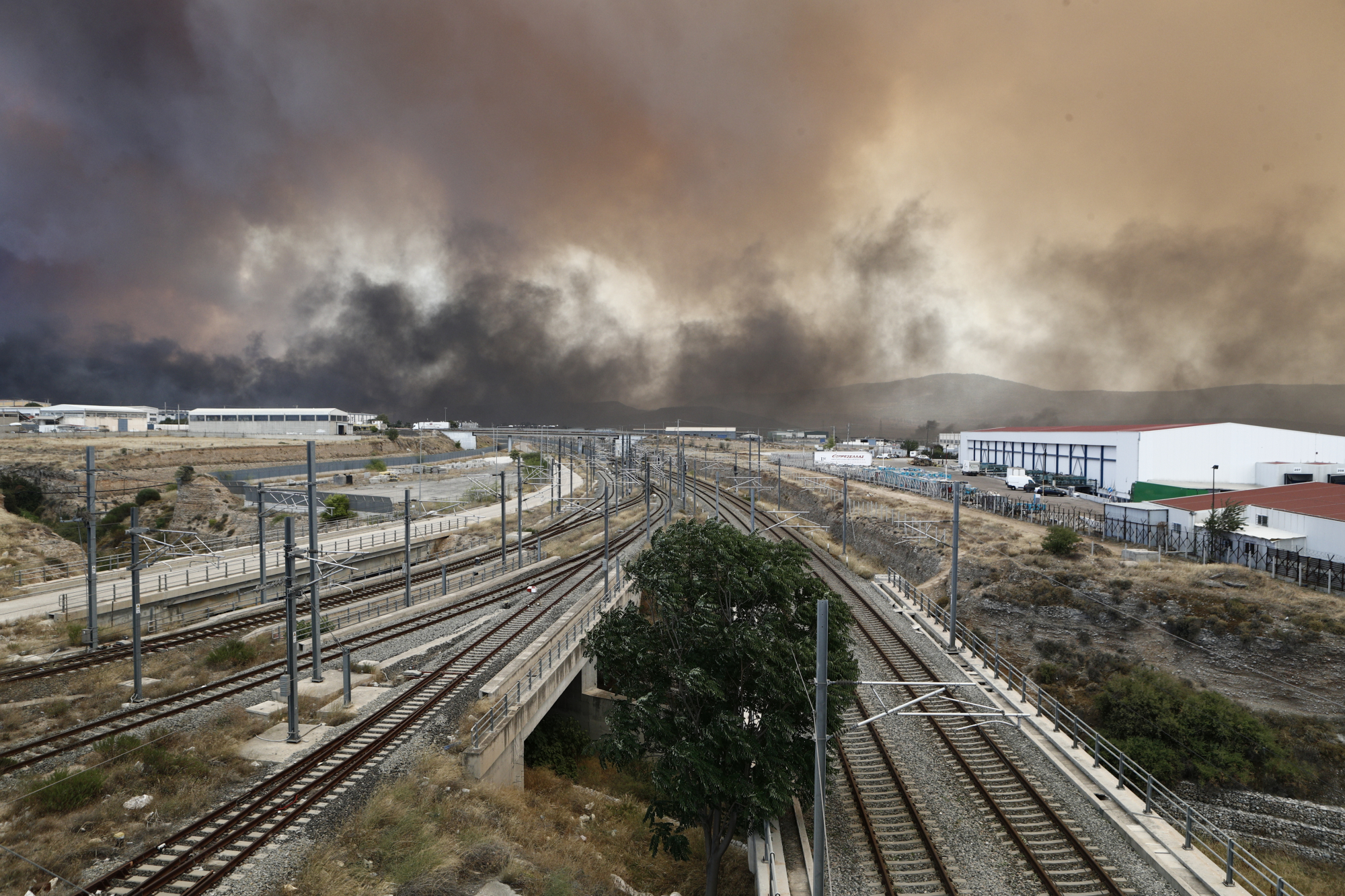 Φωτιά: Σε πύρινο κλοιό η χώρα – Συναγερμός στην Αττική για τις φωτιές σε Ασπρόπυργο και Φυλή – Εφιαλτικές ώρες στην Αλεξανδρούπολη