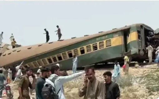 Πακιστάν: Εκτροχιασμός τρένου – Τουλάχιστον 15 νεκροί και δεκάδες τραυματίες