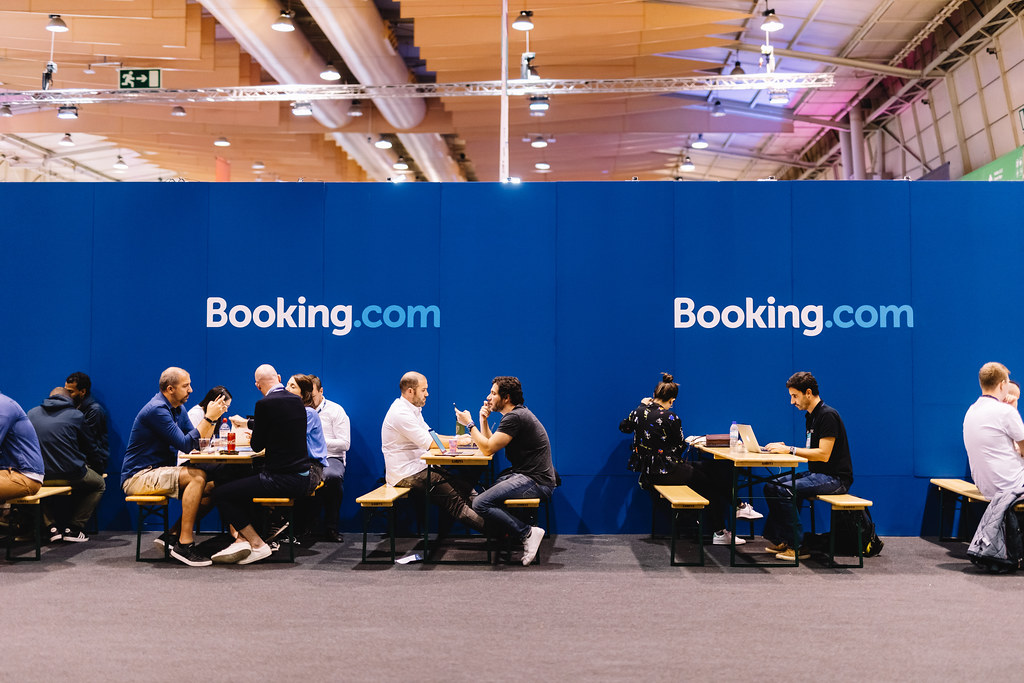 Booking.com: «Κάθε μέρα πρέπει να αγωνιζόμαστε για τους πελάτες μας», λέει ο CEO