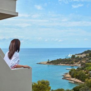 Hinitsa Bay: Πώς χρηματοδοτείται το επενδυτικό σχέδιο στο Πόρτο Χέλι