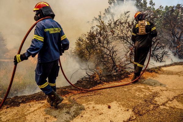 Φωτιά στη Σκιάθο: Στις φλόγες δασική έκταση – Επιχειρούν εναέρια μέσα