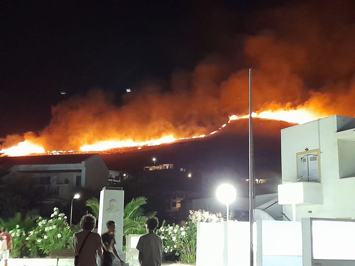 Φωτιά στην Τζια – Καίει πάνω από το λιμάνι