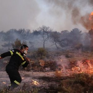 Οι κεραυνοί προκάλεσαν φωτιές σε έξι σημεία σε Βάρη, Βούλα, Κορωπί